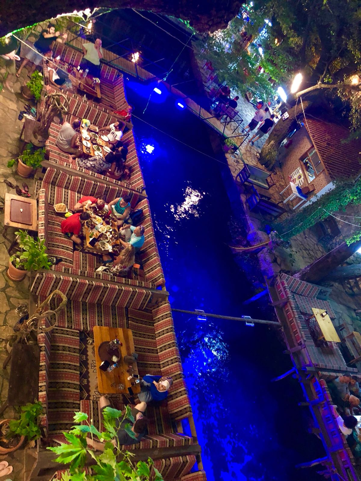 Yuvarlak Çay Restaurant Sevgi dolu